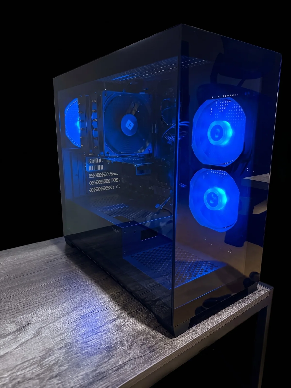 PC sur mesure noir avec éclairage bleu, monté et testé par L'Atelier PC à Montréal.